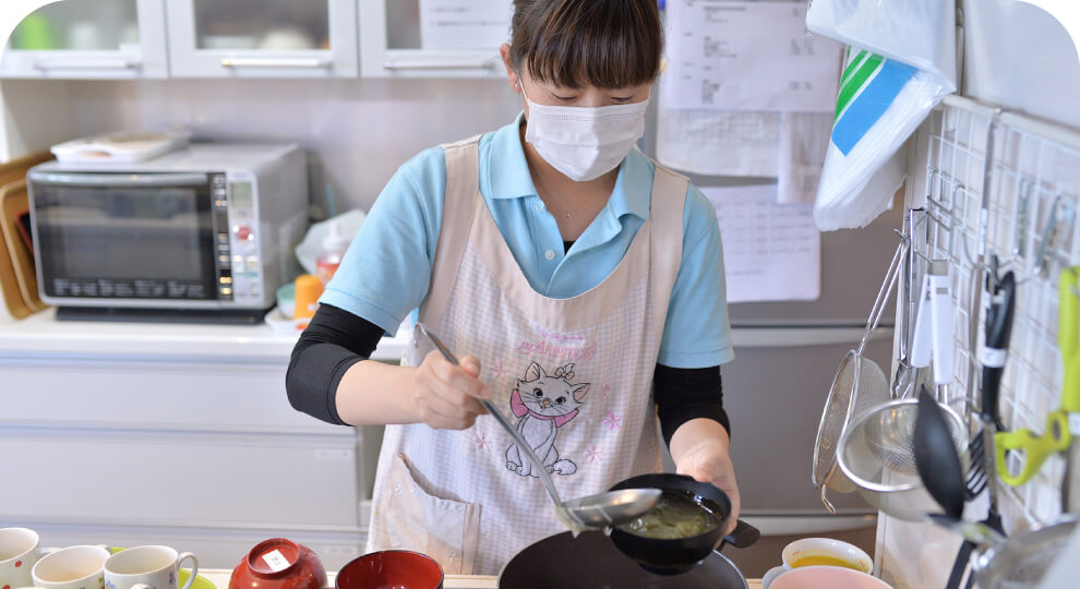 あたたかい食事をする