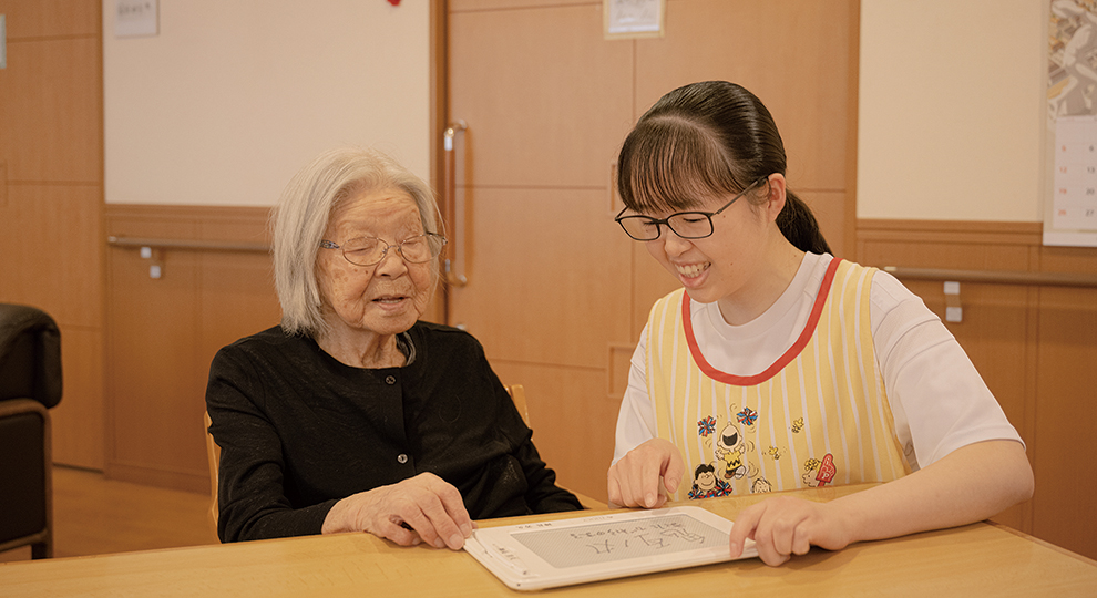 座って会話をする